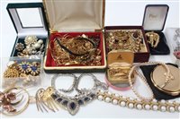 Lot 3301 - Group of vintage costume Jewellerylery -...