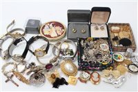 Lot 3304 - Group of vintage costume Jewellerylery -...