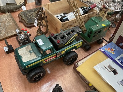 Lot 414 - Tin plate model crane, together wirh a Tonka truck (2)