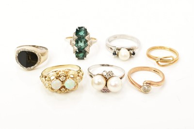 Lot 524 - Seven gold dress rings