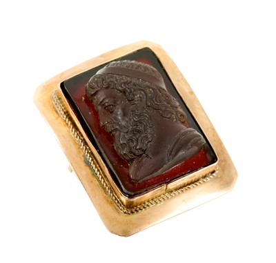 Lot 614 - 19th century carved red stone/glass cameo brooch in 9ct gold mount