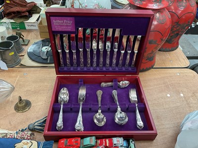 Lot 571 - Canteen of King's pattern cutlery