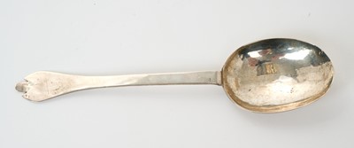 Lot 346 - Late 17th/early 18th century silver Trefid tablespoon, with oval bowl and "spearpoint" heel