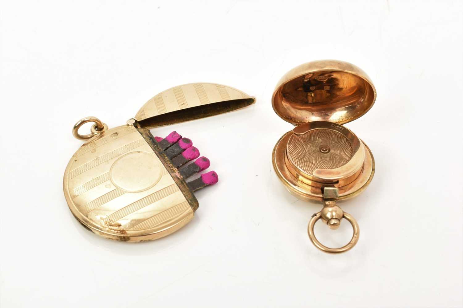 Lot 484 - Edwardian 9ct gold sovereign holder and a 9ct gold vesta case (2)