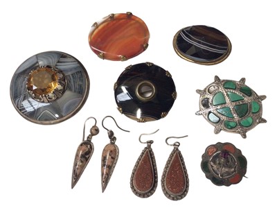 Lot 40 - Group of antique agate and hardstone jewellery to include a Victorian Scottish silver and agate thistle brooch