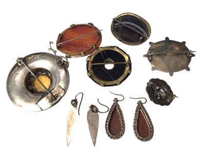 Lot 40 - Group of antique agate and hardstone jewellery to include a Victorian Scottish silver and agate thistle brooch