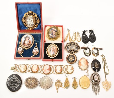 Lot 497 - Group of antique jewellery to include a mid 19th century Continental porcelain and gilt metal brooch and earrings in original fitted box, a pair of Victorian jet pendant earrings, a piqué work broo...