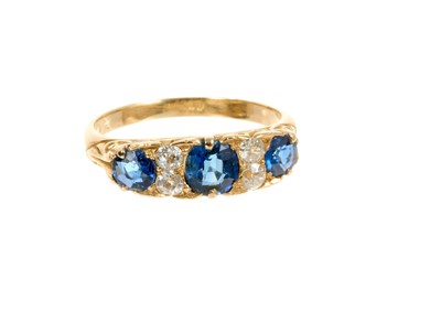 Lot 543 - Antique sapphire and diamond ring