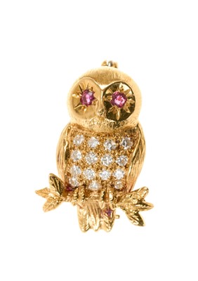 Lot 553 - 18ct gold diamond and ruby novelty brooch in the form of an owl with pavé set diamonds and ruby eyes, sponsor's mark C&F, London 1986, 25mm.