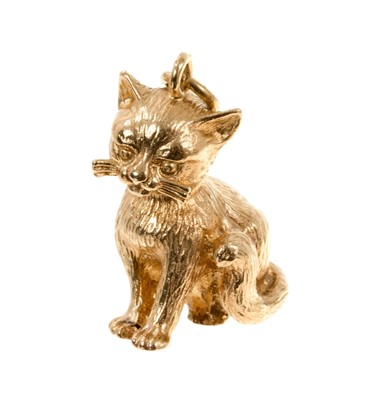 Lot 552 - 9ct gold novelty pendant in the form of a cat, London 1983, 30mm.