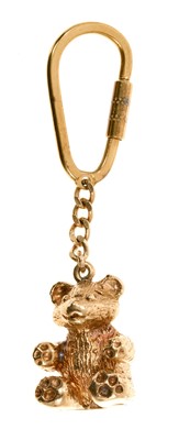 Lot 551 - 9ct gold novelty key ring in the form of teddy bear, 80mm.