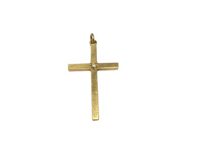 Lot 12 - 18ct yellow gold cross pendant with a brilliant cut diamond to the centre