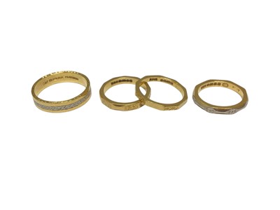 Lot 16 - 22ct gold and platinum wedding ring, size O...