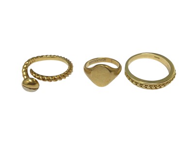Lot 17 - 18ct gold ring in the form of a screw, 18ct gold signet ring and an 18ct gold ring with beaded decoration (3)