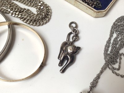 Lot 91 - Group of silver and other jewellery to include a Lucayan Beach Pirate Treasure 1628 silver coin in pendant mount