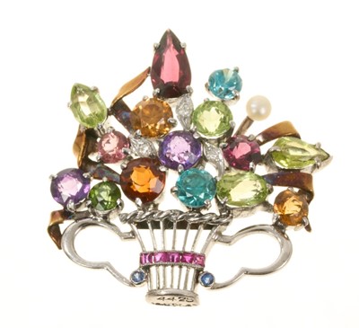 Lot 674 - Gold and multi-gem Giardinetto brooch with vari-cut multi-gems to include diamonds, rubies, sapphires, blue zircons, peridots, amethysts and garnets, 33mm.