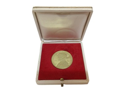 Lot 417 - U.S. - J.F. Kennedy gold Commemorative medallion (N.B. Rev. Hallmarked 18ct - below eagle, cased but without Certificate of Authenticity) (1 medallion)