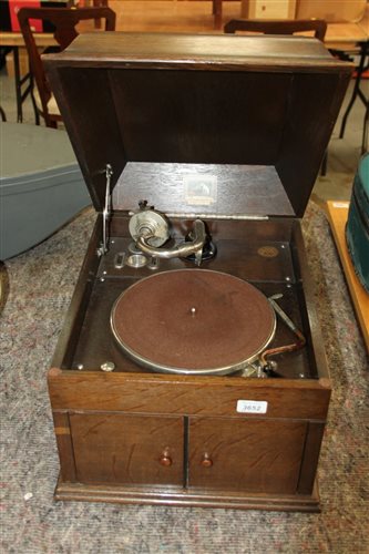 Lot 3652 - HMV 109 wind-up gramophone in a wooden case...