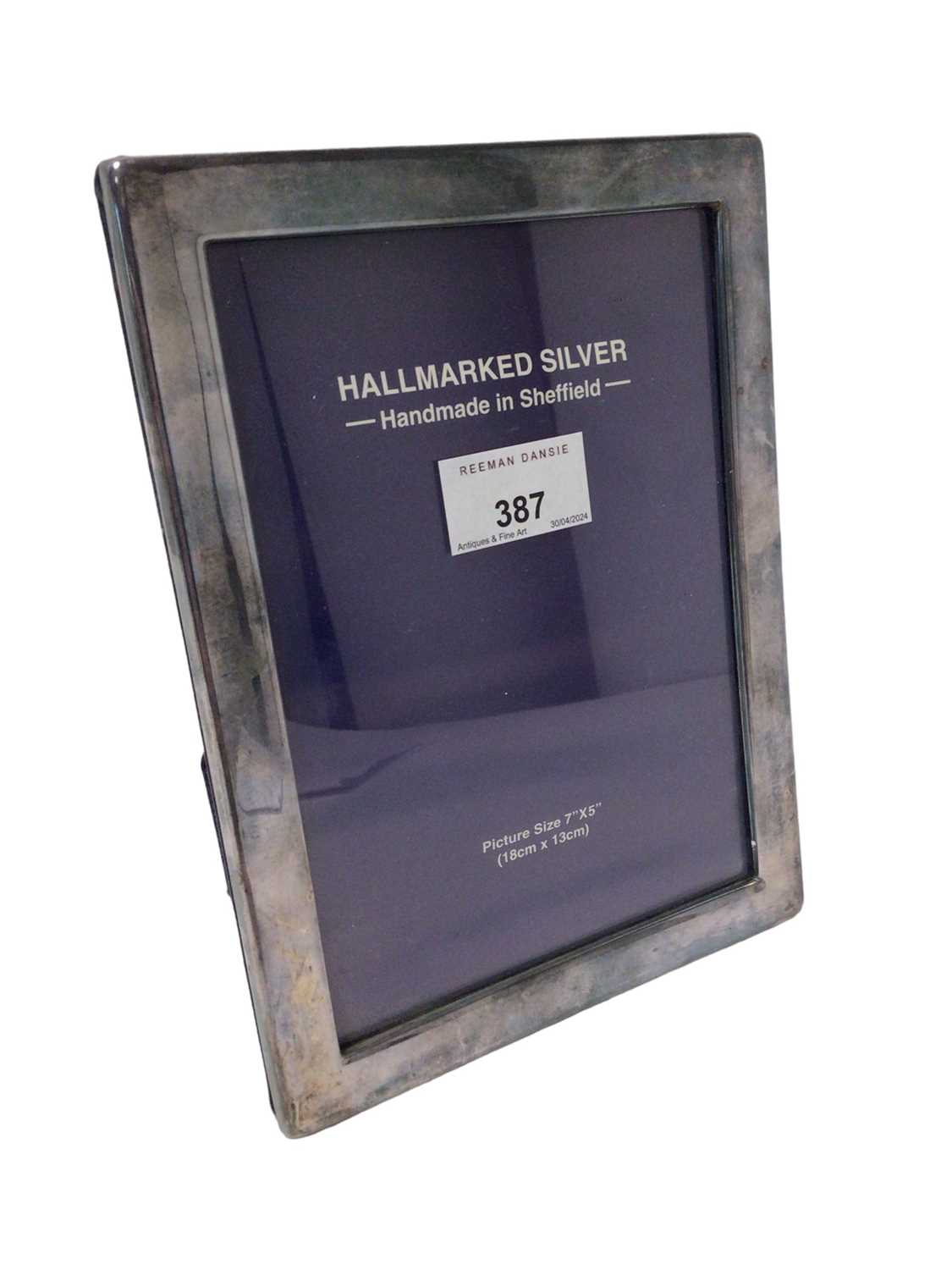 Lot 387 - Contemporary silver photograph frame