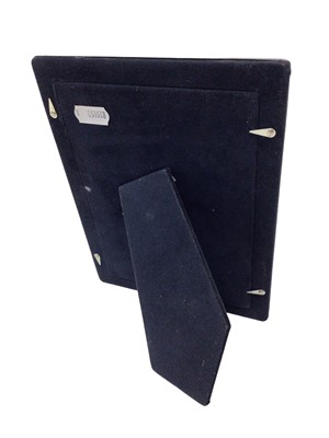 Lot 387 - Contemporary silver photograph frame