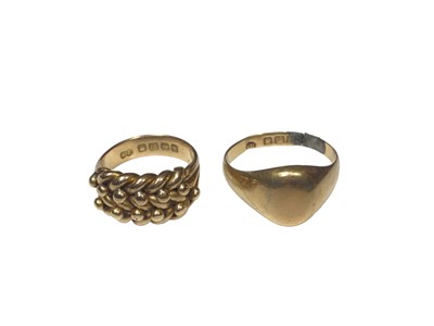 Lot 138 - Edwardian 18ct gold knot ring and an 18ct gold signet ring (2)
