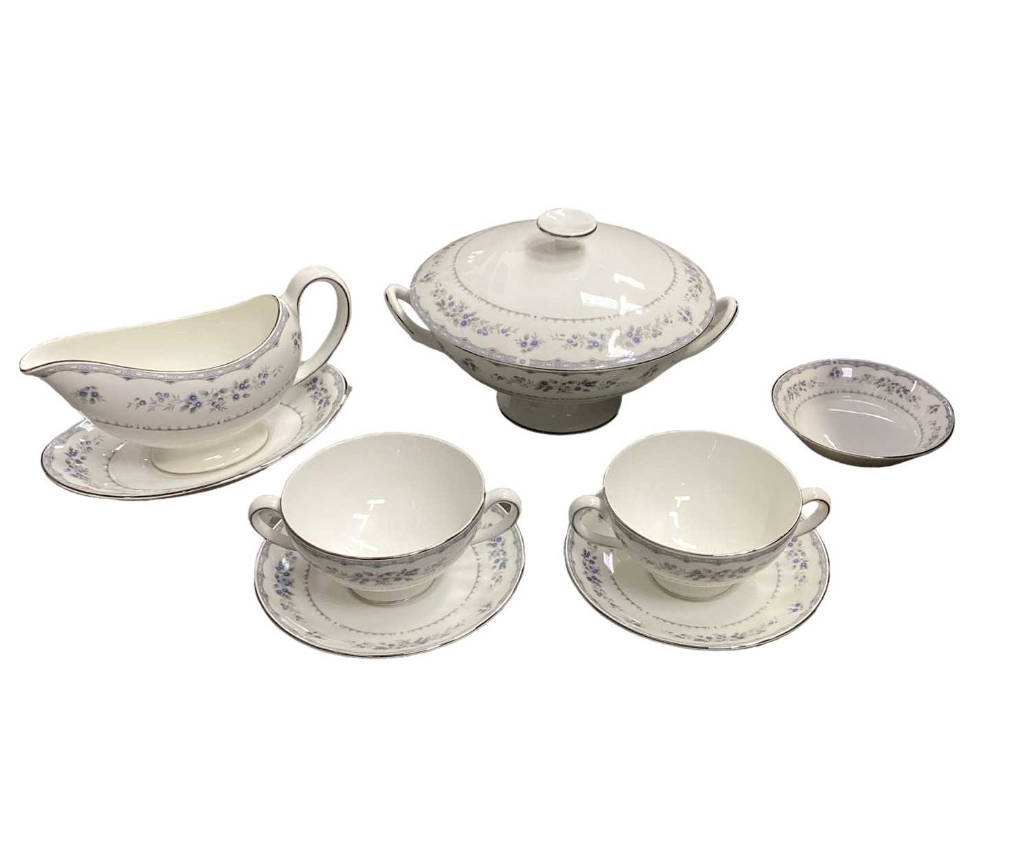 Lot 1174 - Wedgwood Gardenia pattern dinner service, pattern reference R4628