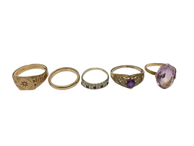 Lot 122 - 9ct gold signet ring set with a single stone diamond, 9ct gold wedding ring, two 9ct gold gem set rings and an amethyst cocktail ring in yellow metal setting (5)