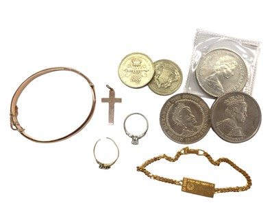 Lot 1041 - 9ct rose gold bangle, 9ct rose gold cross pendant, 9ct gold diamond ring (broken), Royal commemorative five pound and two pound coins, plated bracelet and a costume ring