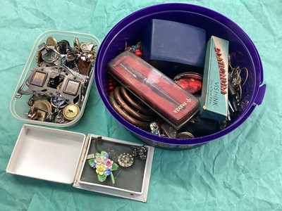 Lot 1122 - Group of costume jewellery, pens, etc