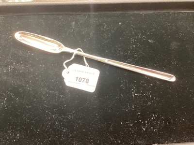 Lot 1078 - Georgian silver marrow spoon with armorial crest