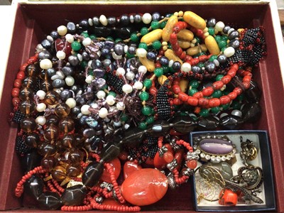 Lot 1053 - Jewellery box containing vintage bead necklaces including green hardstone, cultured pearl, micro beads and other bijouterie