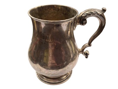 Lot 1060 - Late Victorian silver tankard by Walker & Hall (Sheffield 1900)