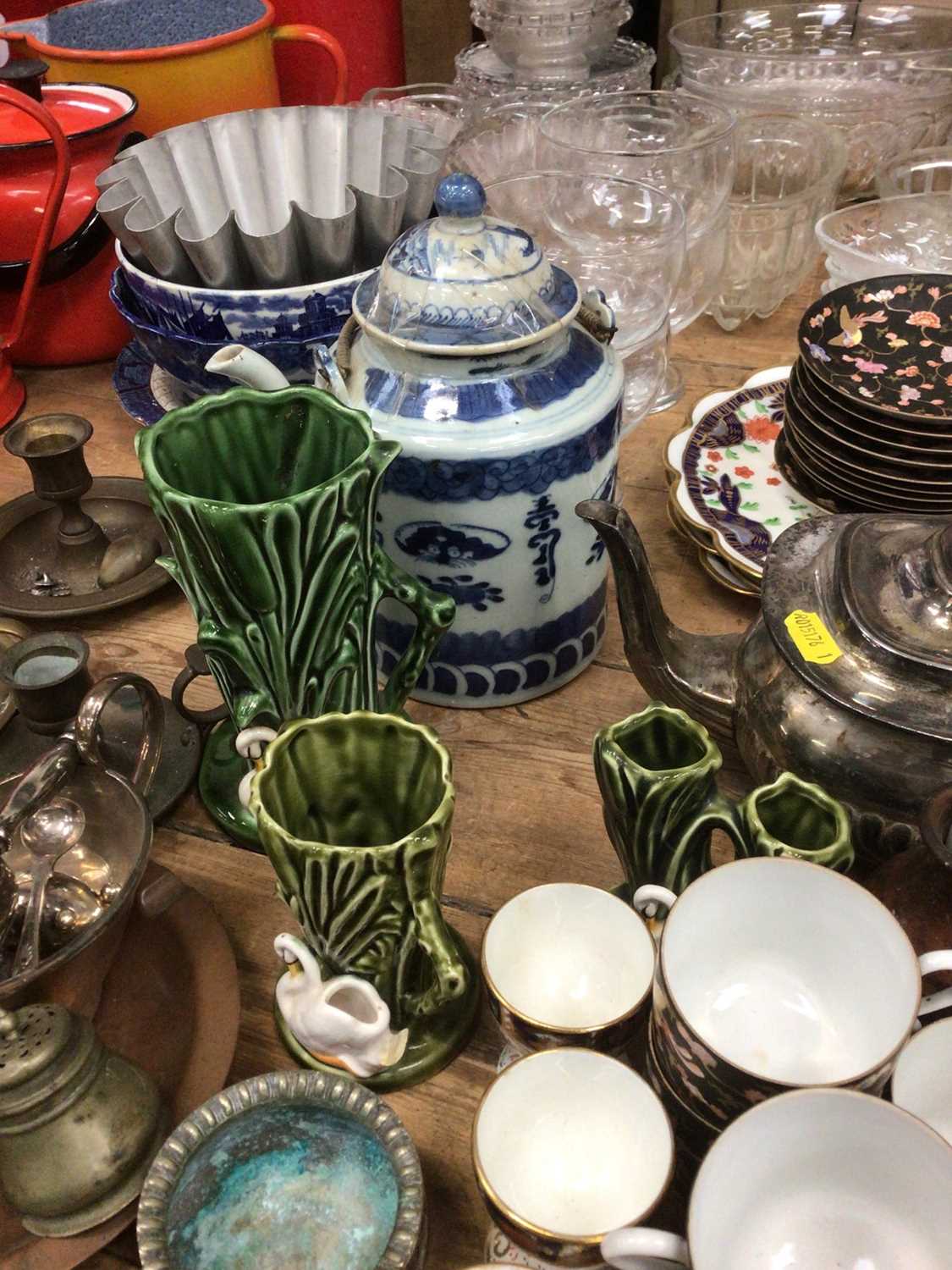 Lot 28 - Sundry items, including a Chinese teapot,