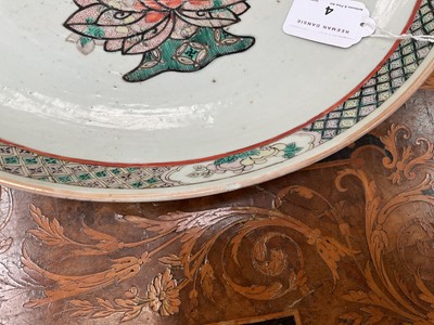 Lot 4 - Chinese famille verte dish, six character Qialong mark