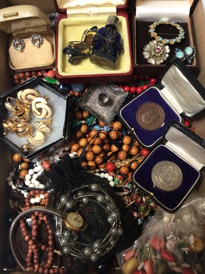 Lot 80 - Group of vintage costume jewellery and bijouterie