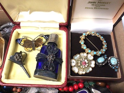 Lot 80 - Group of vintage costume jewellery and bijouterie