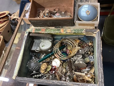 Lot 1090 - Box containing costume jewellery, fountain pen, bijouterie & sundries