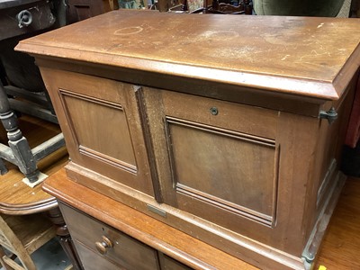 Lot 1381 - Small mahogany 2 door cabinet