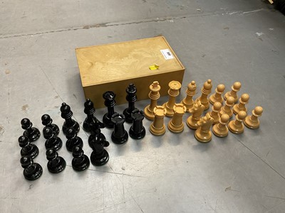 Lot 466 - Vintage Bakelite / Celluloid Ajedrez Stawton No. 7 chess set in box