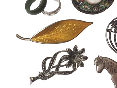 Lot 30 - David Anderson Norwegian silver and enamel leaf brooch, other silver brooches, white metal Egyptian pendant, various silver rings, cameos and other vintage jewellery