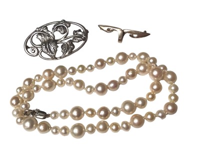 Lot 29 - Art Nouveau 9ct gold brooch, a silver stylised ivy leaf brooch and a cultured pearl necklace (3)
