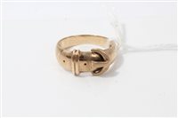 Lot 3221 - Gentlemen's gold (9ct) buckle ring. Size U½