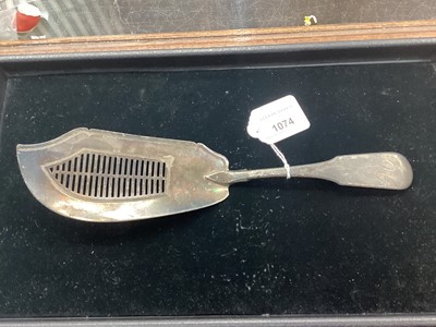 Lot 1074 - Georgian silver fiddle pattern fish slice