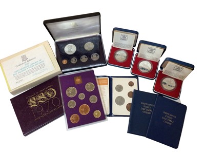 Lot 421 - World - Mixed coinage to include G.B. silver proof Crowns 1977 x 3, British Virgin Islands seven coin proof set 1973 & others (Qty)