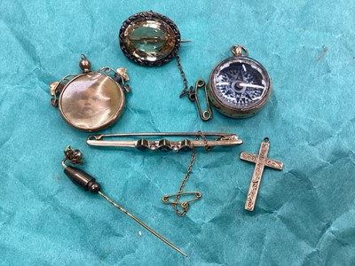 Lot 1103 - Edwardian 15ct gold sapphire and seed pearl bar brooch, 18ct gold and bloodstone compass fob and other jewellery