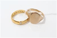 Lot 3232 - Gentlemen's gold (22ct) ring set with a single...