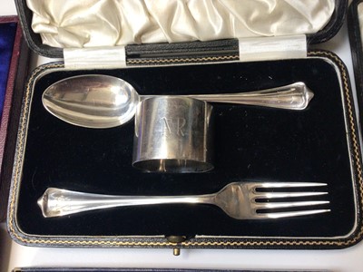 Lot 32 - Set of six silver bean end coffee spoons, set of six silver teaspoons and pair of sugar tongs, silver tablespoon, fork and napkin set