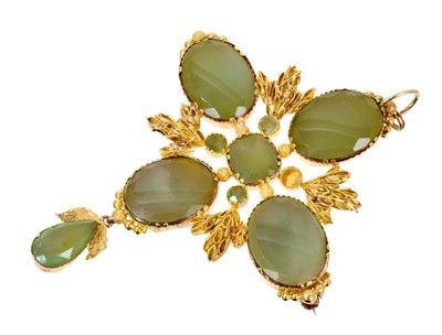 Lot 462 - Regency-style gold and green stone pendant/brooch