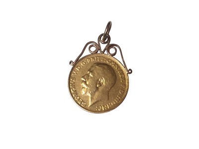 Lot 7 - George V gold half sovereign 1914, in 9ct gold pendant mount