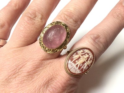 Lot 9 - 14ct gold rose quartz cabochon ring in a floral scroll engraved mount, together with a 9ct gold carved shell cameo ring and brooch (3)